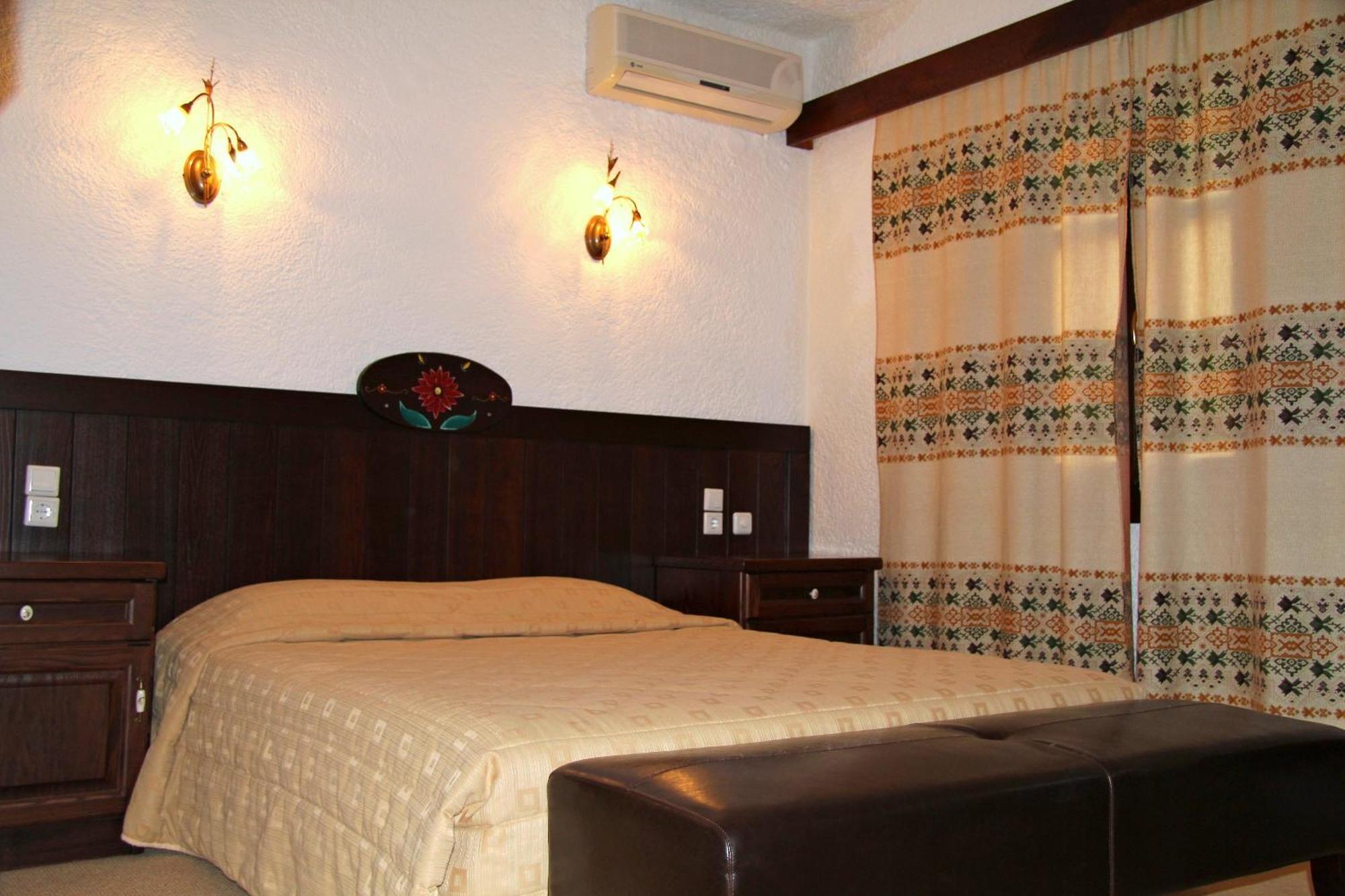 Hotel Taxiarches アリスティ エクステリア 写真